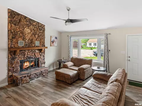 Living - 2712 Mead Dr, Springfield, IL 62707 photo 3 of 4