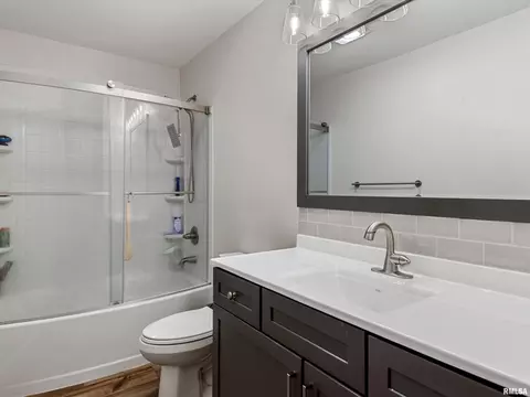 Bath - 2712 Mead Dr, Springfield, IL 62707 photo 1 of 2
