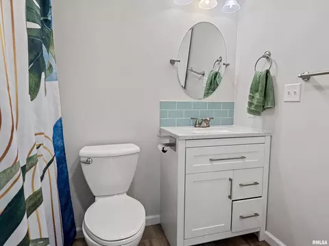 Bath - 2712 Mead Dr, Springfield, IL 62707 photo 2 of 2
