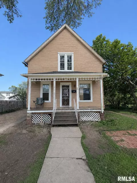 1057 S Pearl St, Galesburg, IL 61401
