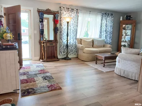 Entry Way - 2109 Keokuk St, Springfield, IL 62702 photo 4 of 6