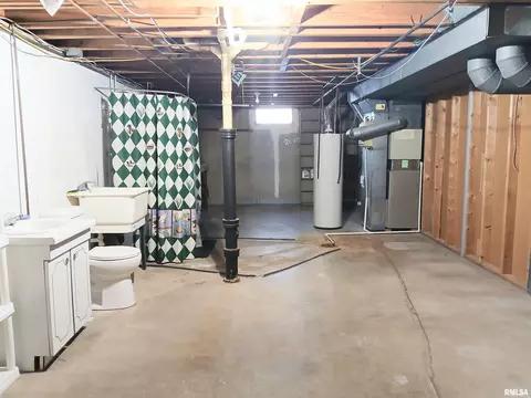 Bath - 2109 Keokuk St, Springfield, IL 62702 photo 3 of 3