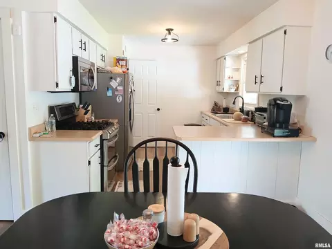 Kitchen - 2109 Keokuk St, Springfield, IL 62702 photo 5 of 6