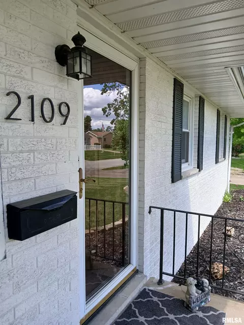 Exterior - 2109 Keokuk St, Springfield, IL 62702 photo 6 of 12