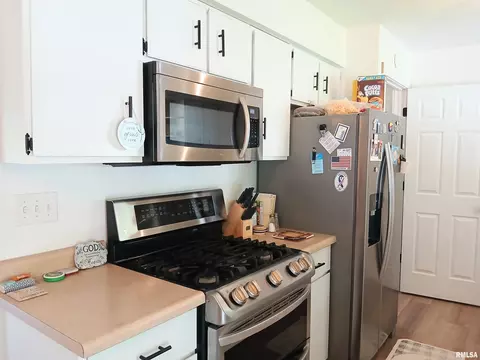 Kitchen - 2109 Keokuk St, Springfield, IL 62702 photo 2 of 6