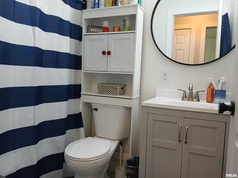 Bath - 2109 Keokuk St, Springfield, IL 62702 photo 2 of 3