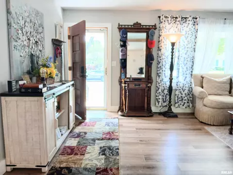 Entry Way - 2109 Keokuk St, Springfield, IL 62702 photo 3 of 6