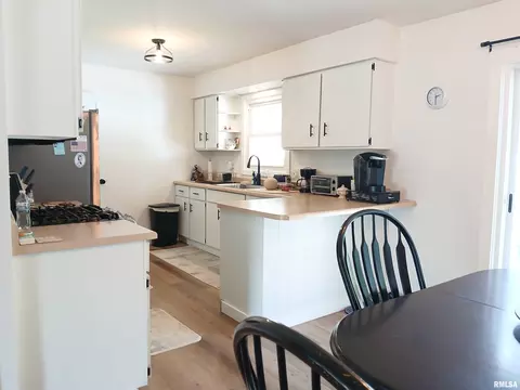 Kitchen - 2109 Keokuk St, Springfield, IL 62702 photo 4 of 6