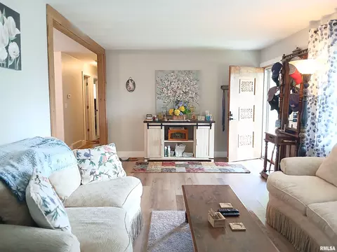 Entry Way - 2109 Keokuk St, Springfield, IL 62702 photo 2 of 6