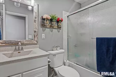 Bath - 40 Foresters Ln, Springfield, IL 62704 photo 1 of 2
