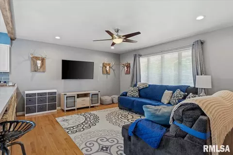 Living - 40 Foresters Ln, Springfield, IL 62704 photo 1 of 2