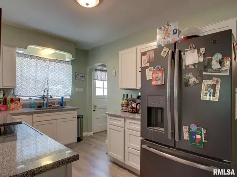 Kitchen - 910 S 24th St, Quincy, IL 62301 photo 2 of 3