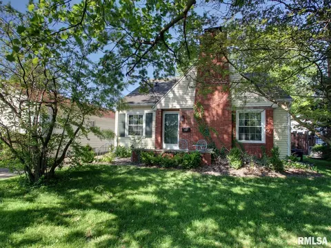 910 S 24th St, Quincy, IL 62301