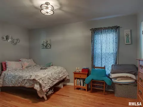 Bedroom - 910 S 24th St, Quincy, IL 62301 photo 4 of 4