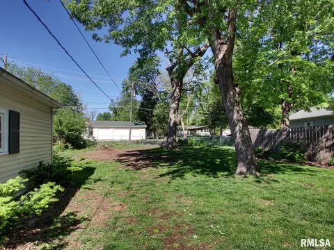 Exterior - 910 S 24th St, Quincy, IL 62301 photo 4 of 6