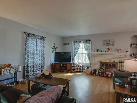 Living - 910 S 24th St, Quincy, IL 62301 photo 1 of 2
