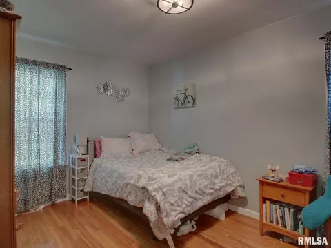 Bedroom - 910 S 24th St, Quincy, IL 62301 photo 3 of 4