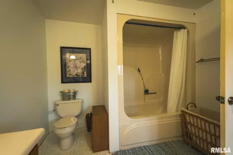 Bath - 17157 Liberty Rd, Grafton, IL 62037 photo 2 of 3