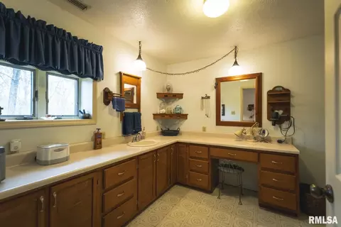 Bath - 17157 Liberty Rd, Grafton, IL 62037 photo 1 of 3