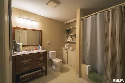 Bath - 17157 Liberty Rd, Grafton, IL 62037 photo 3 of 3