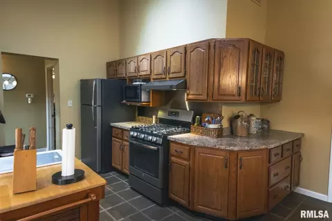 Kitchen - 17157 Liberty Rd, Grafton, IL 62037 photo 3 of 3