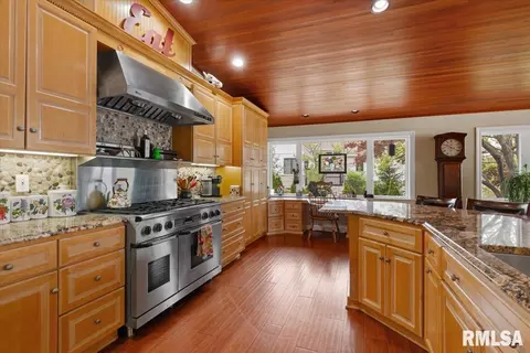 Kitchen - 41 Forest Rdg, Springfield, IL 62712 photo 5 of 6
