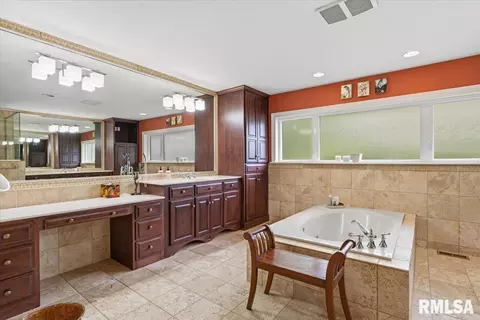 Bath - 41 Forest Rdg, Springfield, IL 62712 photo 2 of 7