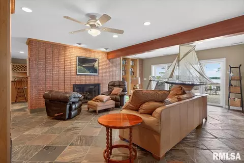 Living - 41 Forest Rdg, Springfield, IL 62712 photo 9 of 10