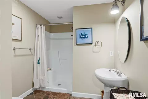 Bath - 41 Forest Rdg, Springfield, IL 62712 photo 6 of 7