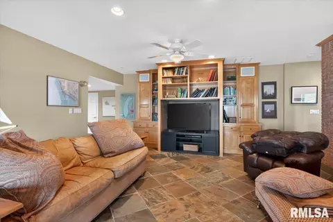 Living - 41 Forest Rdg, Springfield, IL 62712 photo 10 of 10