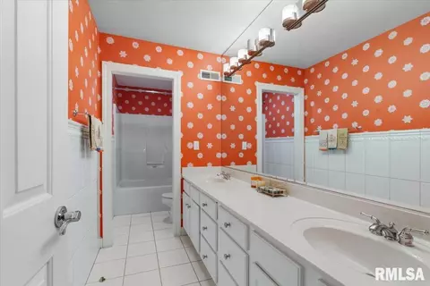 Bath - 41 Forest Rdg, Springfield, IL 62712 photo 5 of 7