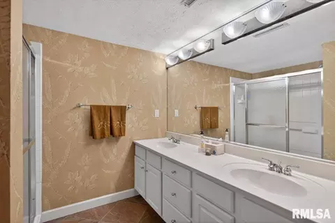 Bath - 41 Forest Rdg, Springfield, IL 62712 photo 7 of 7