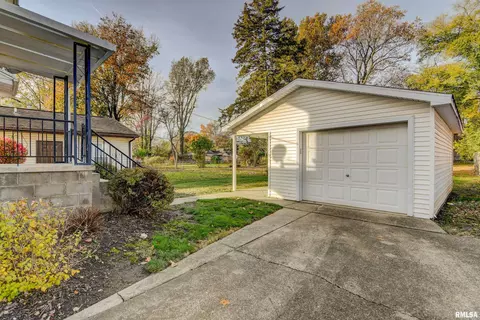 Exterior - 1833 S Douglas Ave, Springfield, IL 62704 photo 3 of 5