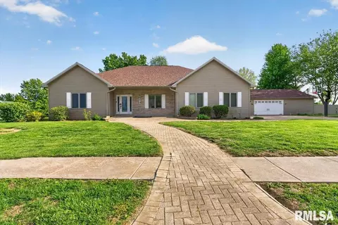 217 Huntington Dr, Auburn, IL 62615