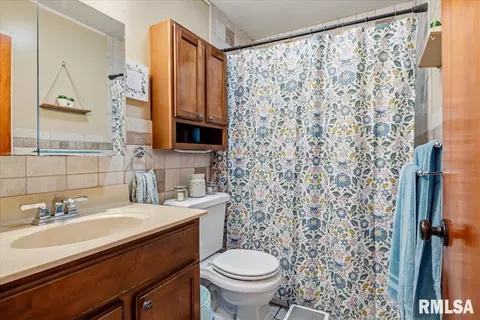 Bath - 1613 N Schrader Ave, Springfield, IL 62702 photo 1 of 1