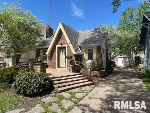 923 W Main Cross St, Taylorville, IL 62568