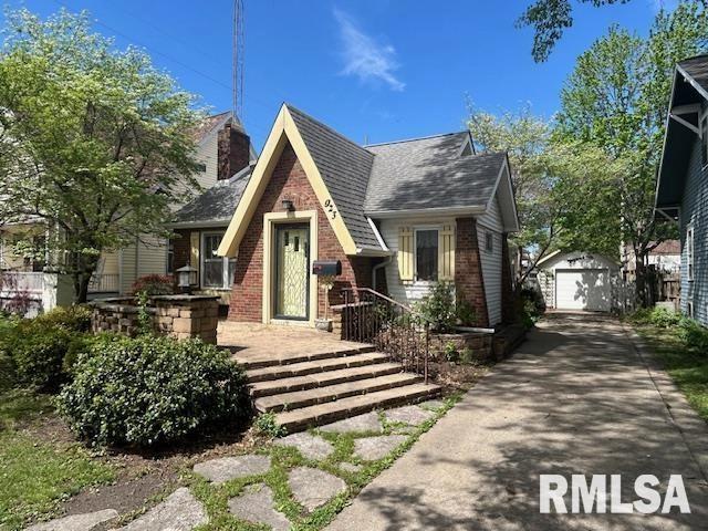 923 W Main Cross St, Taylorville, IL 62568