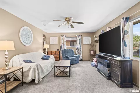 Living - 38 Monica Ln, Springfield, IL 62702 photo 3 of 4