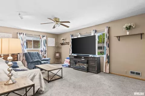 Living - 38 Monica Ln, Springfield, IL 62702 photo 1 of 4