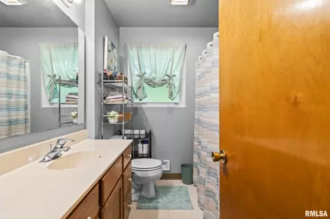 Bath - 38 Monica Ln, Springfield, IL 62702 photo 1 of 3