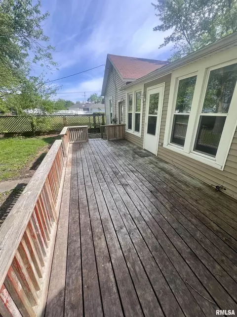 Exterior - 101 N Cedar St, Bowen, IL 62316 photo 3 of 5