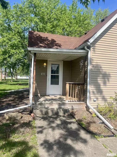 101 N Cedar St, Bowen, IL 62316