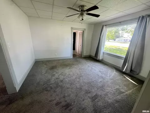 Living - 101 N Cedar St, Bowen, IL 62316 photo 2 of 3