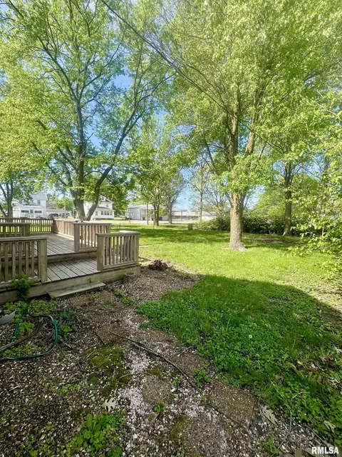 Exterior - 101 N Cedar St, Bowen, IL 62316 photo 5 of 5