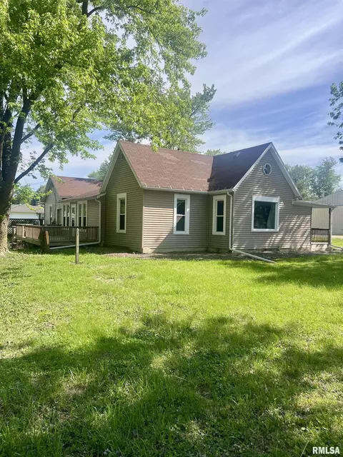 Exterior - 101 N Cedar St, Bowen, IL 62316 photo 2 of 5