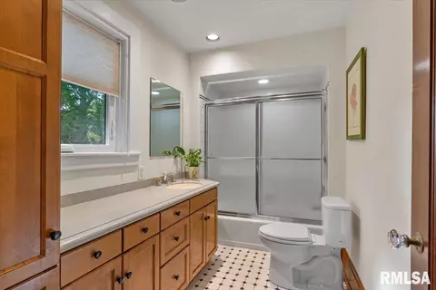 Bath - 1533 S Noble Ave, Springfield, IL 62704 photo 2 of 2