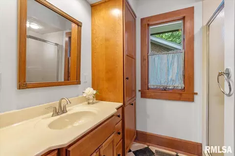 Bath - 1533 S Noble Ave, Springfield, IL 62704 photo 1 of 2
