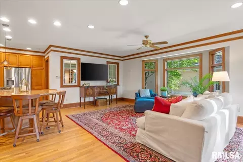 Living - 1533 S Noble Ave, Springfield, IL 62704 photo 1 of 3