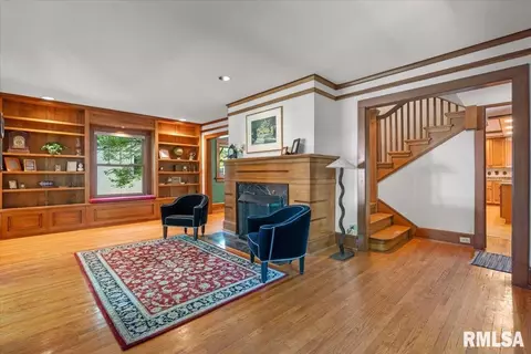 Living - 1533 S Noble Ave, Springfield, IL 62704 photo 2 of 3