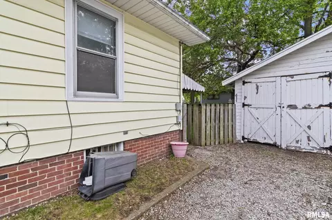 Exterior - 1941 S Whittier Ave, Springfield, IL 62704 photo 6 of 6
